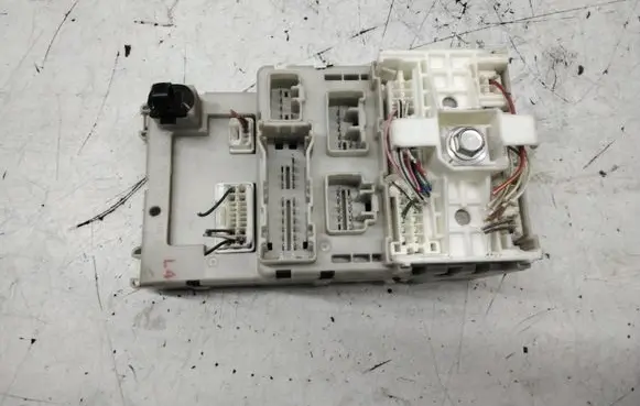 Toyota RAV 4 (XA20) Fuse module 8273342080