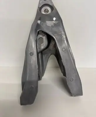Volkswagen Transporter - Caravelle T5 Engine mounting bracket 7E0199370