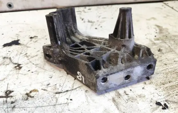 Volkswagen Polo III 6N 6N2 6NF Power steering pump mounting bracket 