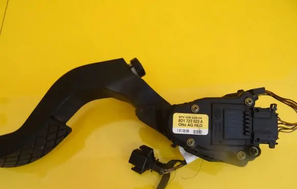 Audi A4 S4 B5 8D Accelerator throttle pedal 8D1723523A