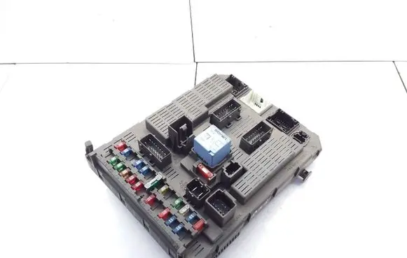 Citroen C5 Relay mounting block 9637466180 98162200