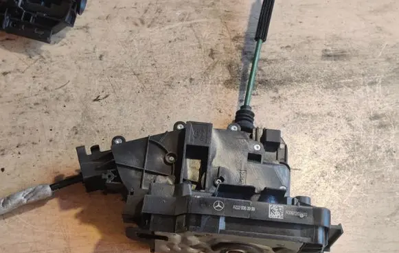 Mercedes-Benz E W213 Front door lock A2220063999 A0997202100
