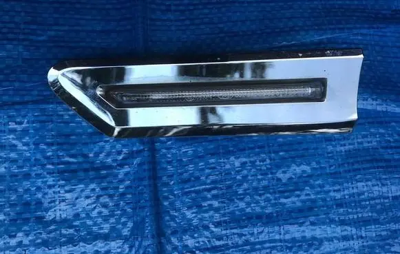 Front fender indicator light