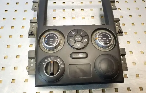 Suzuki Grand Vitara II Climate control unit 3951064J0 CJB502A001AJ