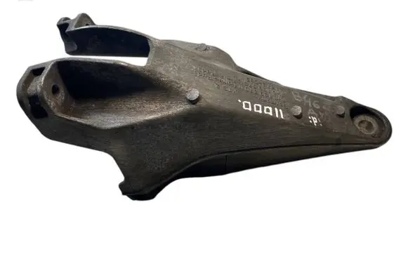 Volkswagen Transporter - Caravelle T5 Engine mounting bracket 7H0199370M 7H0199370L