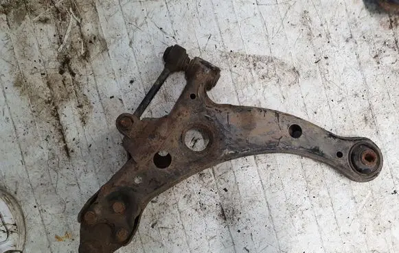 Toyota Avensis T220 Front lower control arm/wishbone NOCODE