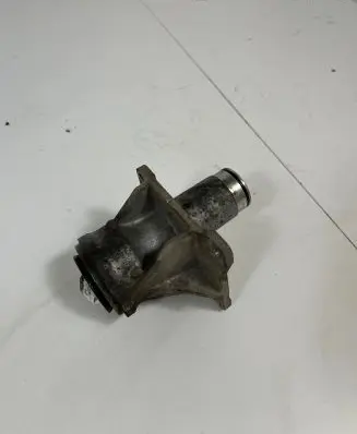 BMW 7 F01 F02 F03 F04 Driveshaft support bearing bracket 7588950