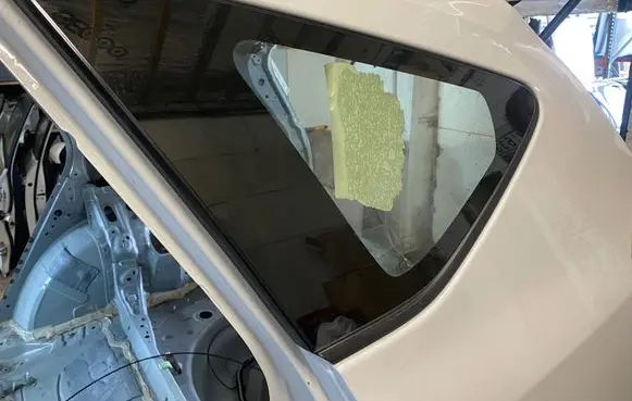Toyota Prius+ (ZVW40) Rear side window
