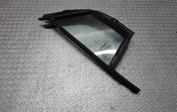Toyota Yaris Front door vent window glass four-door 