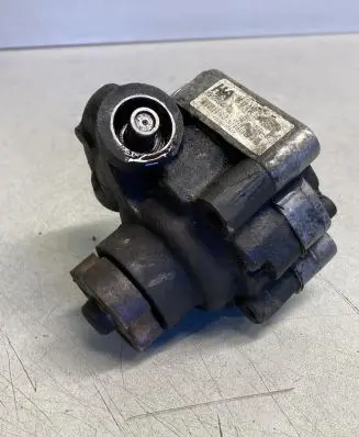 Ford Mondeo Mk III Power steering pump XS713A674BE 265049361