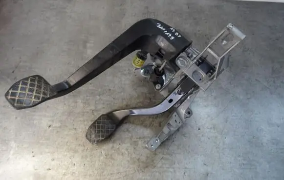 Audi A4 S4 B7 8E 8H Pedal assembly 8E1721117D