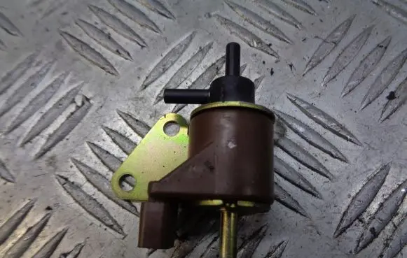 Opel Omega B2 Vacuum valve 