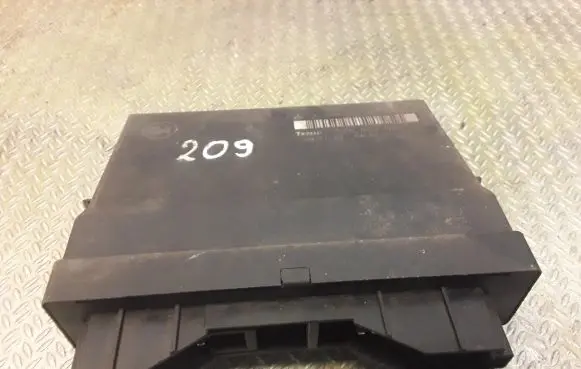 Mercedes-Benz CLK A209 C209 Central body control module 2098200326 A2098200326