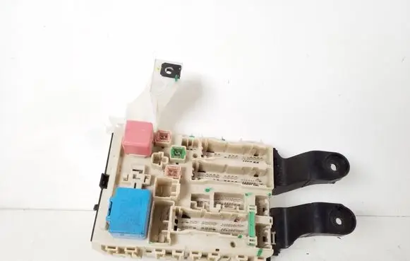 Toyota Avensis T270 Fuse module 82730-05170