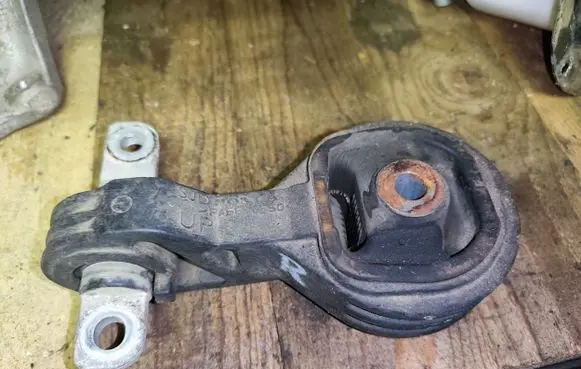 Honda FR-V Engine mount bracket