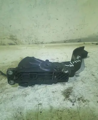 Ford Focus Accelerator throttle pedal 4M519F836