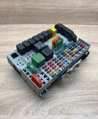Opel Zafira A Fuse module 24412497 24431677