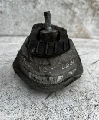 BMW 5 E60 E61 Engine mount bracket 677462002 6774620