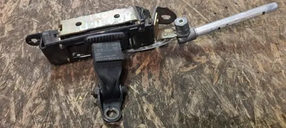 Volvo 850 Front seatbelt 6818115