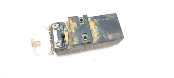 Volkswagen PASSAT B4 Coolant fan relay 357919506C
