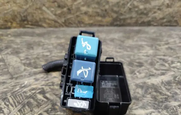 Lexus LS 460 - 600H Relay mounting block 8266250300 8826321010 9098702010