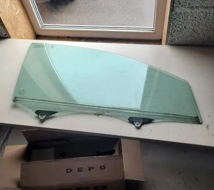 Honda CR-V Front door window glass four-door