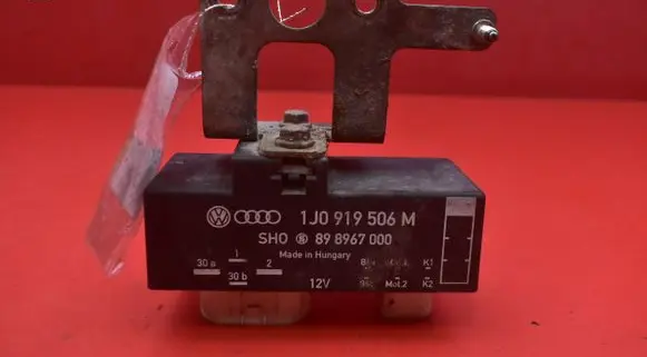 Skoda Fabia Mk2 (5J) Relay mounting block 1J0919506M