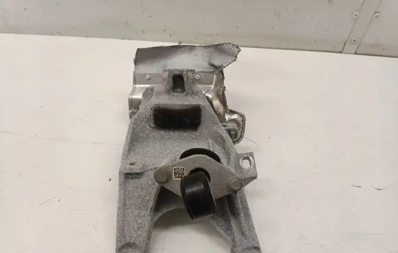 Audi A4 S4 B9 8W Engine mounting bracket 4M0199870AN