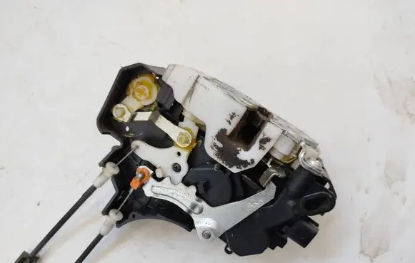 Mitsubishi Colt Front door lock 5715A136