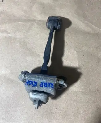 Skoda Octavia Mk2 (1Z) Rear door check strap stopper 1Z0837249