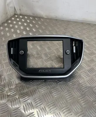 Maserati Ghibli Radio/GPS head unit trim 6700190600 08904020012 19062015