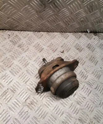 Land Rover Discovery 3 - LR3 Engine mount bracket