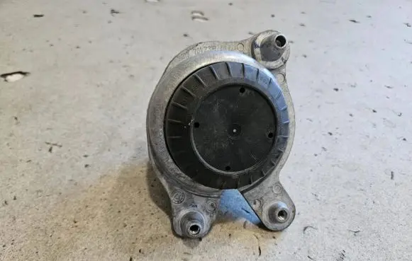 Mercedes-Benz E W213 Engine mount bracket A2132402500