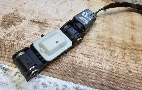 Chrysler Pacifica Airbag deployment crash/impact sensor 04671779AB
