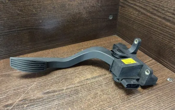 Iveco Daily 3rd gen Accelerator throttle pedal 0281002632 504061734