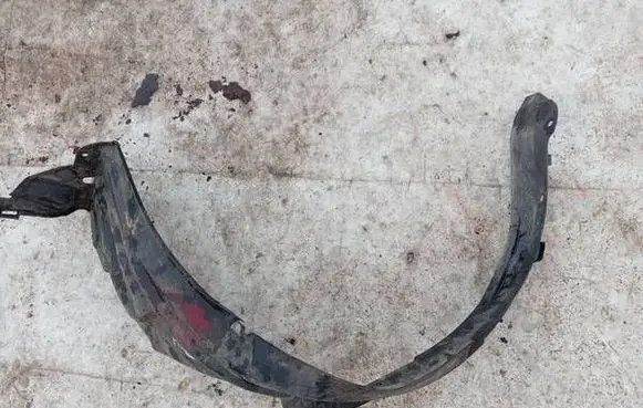 Front wheel arch liner splash guards
