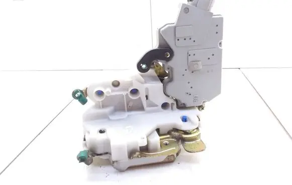 Nissan Primera Front door lock