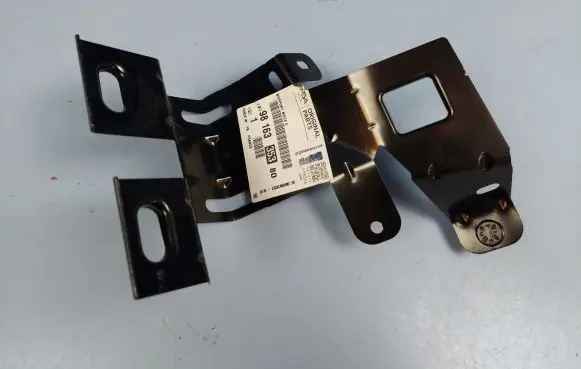 Opel Zafira C Fender mounting bracket 9816335380