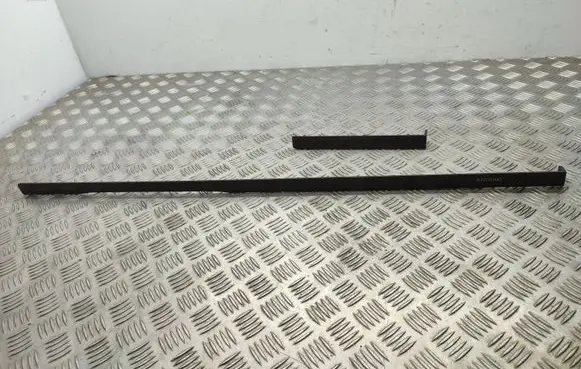 Dashboard glove box trim