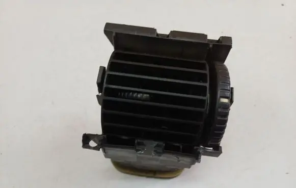 Opel Astra G Dash center air vent grill