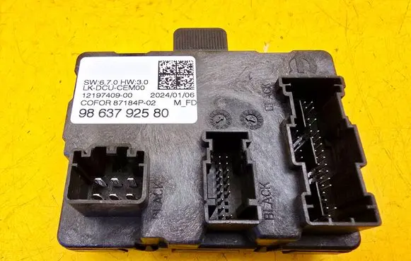 Peugeot 5008 Door control unit/module 9863792580