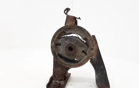 Toyota Yaris Engine mount bracket