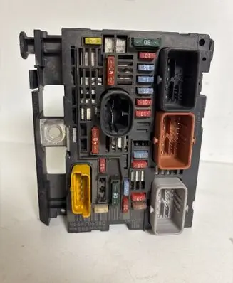 Peugeot 308 Fuse module 9664706280