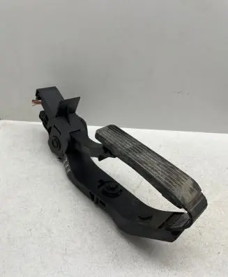 Mercedes-Benz E W211 Accelerator throttle pedal A2113010001 5183