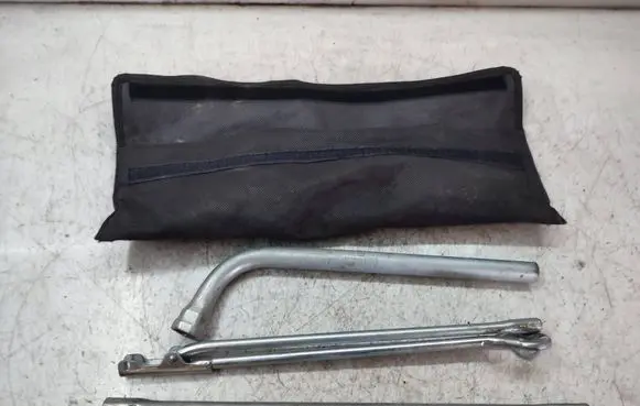 Nissan Navara Tool set