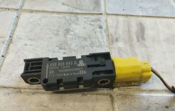 Audi A3 S3 8P Airbag deployment crash/impact sensor 4B0959643D 602414 130308
