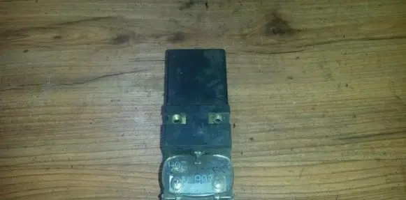 Volkswagen PASSAT B5 Coolant fan relay 357919506 898719000