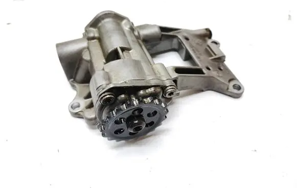 BMW 5 E60 E61 Oil pump 7789838