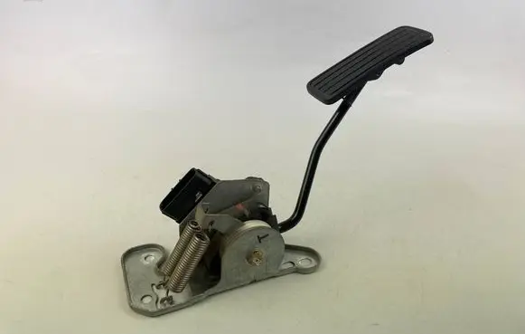 Accelerator throttle pedal