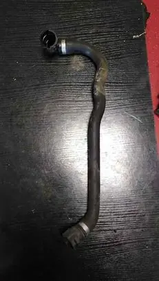 Engine coolant pipe/hose